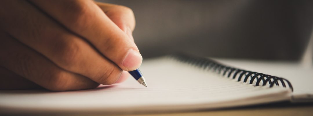 fingers-note-report-journalist-filling